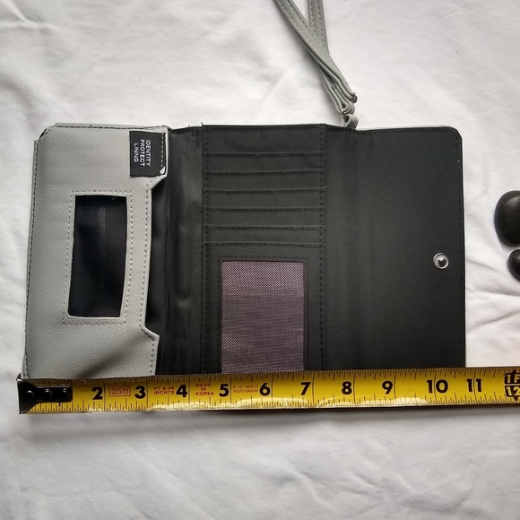 Light gray and silver Tahari wallet and wr… - Picture 4 of 8